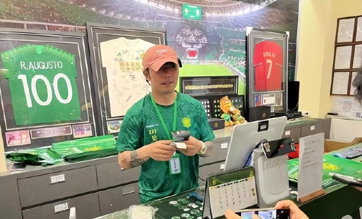 张稀哲在间歇期暂时离开国安队！再次以新身份公开亮相，赢得点赞